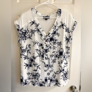 Fortune + Ivy Joanna Mixed Material Top - Size Medium - White Floral - Like New!